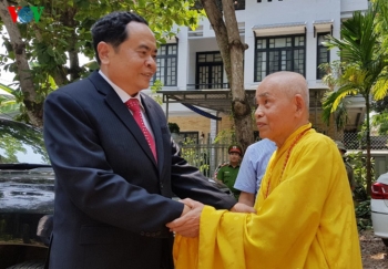 ប្រធានគណៈកម្មាធិការមជ្ឈិមរណសិរ្សមាតុភូមិវៀតណាមលោក Tran Thanh Man អញ្ជើញទៅជូនពរពិធីបុណ្យវិសាខបូជានៅខេត្ត Thua Thien Hue