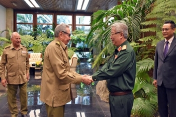 នាយឧត្តមសេនីយ៌ Raul Castro ទទួលជួបលោកឧត្តមសេនីយ៌ឯកបំរុង Nguyen Chi Vinh
