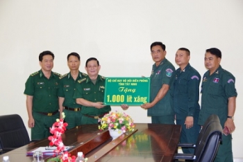 កងទ័ពការពារព្រំដែនខេត្តតៃនិញវៀតណាមបានផ្តល់ប្រេងសាំង ចំនួន ១០០០ លីត្រ សម្រាប់ស្នងការដ្ឋាននគរបាលខេត្តត្បូងឃ្មុំនៃប្រទេសកម្ពុជា