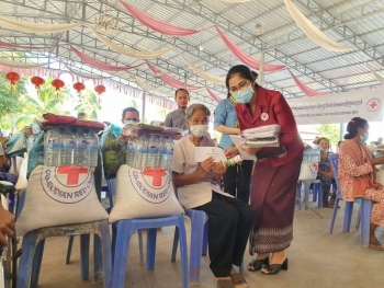 ប្រជាពលរដ្ឋក្រីក្រកម្ពុជា ១០០គ្រួសារ ទទួលអំណោយ ពីកាកបាទក្រហមកម្ពុជា