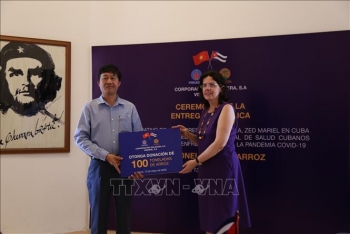 វៀតណាមប្រគល់ជូនអង្ករចំនួន ១០០ តោនដល់ក្រុមគ្រូពេទ្យគុយបាក្នុងខ្សែជួរមុខនៃការ ប្រយុទ្ធប្រឆាំងនឹងជំងឺ COVID-១៩