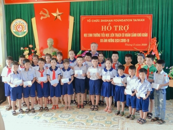 Zhishan Foundation ឧបត្ថម្ភថវិកាជាង ២០០ លានដុងដើម្បីជួយដល់សិស្សនៅខេត្តភាគកណ្តាលចំនួន ៥ ដោយគម្រោង “បង្កើតមិត្តជាមួយសៀវភៅ”