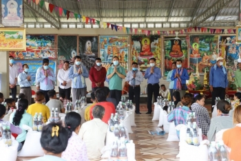 អភិបាលរងខេត្តបាត់ដំបង ចែកអំណោយដល់ប្រជាពលរដ្ឋ នៅស្រុកកំរៀង