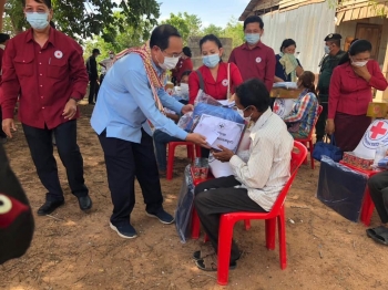 កាកបាទក្រហមកម្ពុជាសហការជាមួយអាជ្ញាធរដែនដីដើម្បីប្រគល់អំណោយមនុស្សធម៌ដល់ប្រជាពលរដ្ឋខ្វះខាតស្បៀងចំនួនជាង៣០០គ្រួសារនៅខេត្តបន្ទាយមានជ័យ