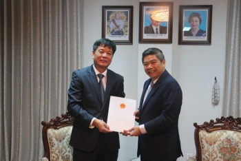 លោកអគ្គស្ថានកុងស៊ុងវៀតណាមប្រចាំនៅខេត្តព្រះសីហនុប្រទេសកម្ពុជាបានជូនសារតាំង