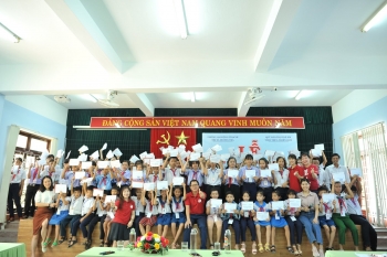 អង្គការ Zhishan ប្រគល់់អាហារូបករណ៍លើកដំបូងដល់សិស្សជិត ៦០០ នាក់នៅ Thue Thien Hue