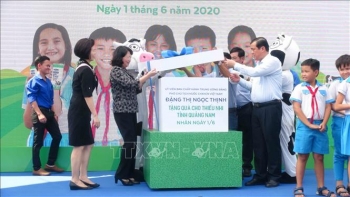 លោកស្រីអនុប្រធានរដ្ឋ Dang Thi Ngoc Thinh ធ្វើទស្សនកិច្ចនិងប្រគល់អំណោយដល់កុមារខេត្ត Quang Nam