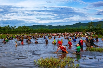 ពិធីបុណ្យនេសាទបែបប្រពៃណីនៅខេត្ត Ha Tinh