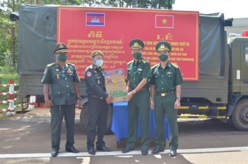 ពិធីប្រគល់សម្ភារៈឧបករណ៍ពេទ្យដល់កងកម្លាំងការពារព្រំដែនកម្ពុជា ដើម្បីប្រយុទ្ធប្រឆាំងនឹងជំងឺ Covid-19