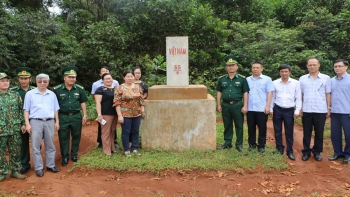 ក្រុមការងារនៃក្រសួងធនធាននិងបរិស្ថានវៀតណាមចុះត្រួតពិនិត្យការងារវាស់វេងផែនទីព្រំដែននៅខេត្ត Dak Nong