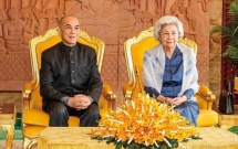 ព្រះករុណា ព្រះមហាក្សត្រ និងសម្តេចព្រះមហាក្សត្រី ប្រោសព្រះរាជទានព្រះរាជទ្រព្យផ្ទាល់ព្រះអង្គទាំងទ្វេចំនួន២លានដុល្លារជូនរាជរដ្ឋាភិបាល