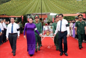 ប្រធានរដ្ឋសភាវៀតណាម លោកស្រី Nguyen Thi Kim Ngan អញ្ជើញចូលរួមក្នុងពិធីបញ្ចុះអដ្ឋិធាតុយុទ្ធជនពលីនៅខេត្ត Tay Ninh