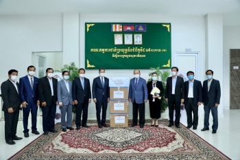 ទេសរដ្ឋមន្ត្រី ស៊ុន ចាន់ថុល ប្រគល់ឧបករណ៍ធ្វើតេស្តរកមេរោគកូវីដ១៩ ចំនួន៤ពាន់ឈុត ជូនក្រសួងសុខាភិបាល ដើម្បីចូលទប់ស្កាត់ជំងឺកូវីដ១៩