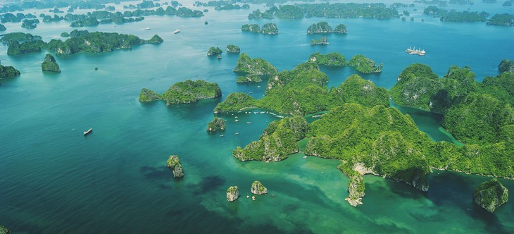 ឈូងសមុទ្រ Ha Long ជាប់ចំណាត់ថ្នាក់ក្នុងចំណោមអច្ឆរិយៈស្រស់ស្អាតបំផុតទាំង ៥០ នៅលើ ពិភពលោក - ảnh 1