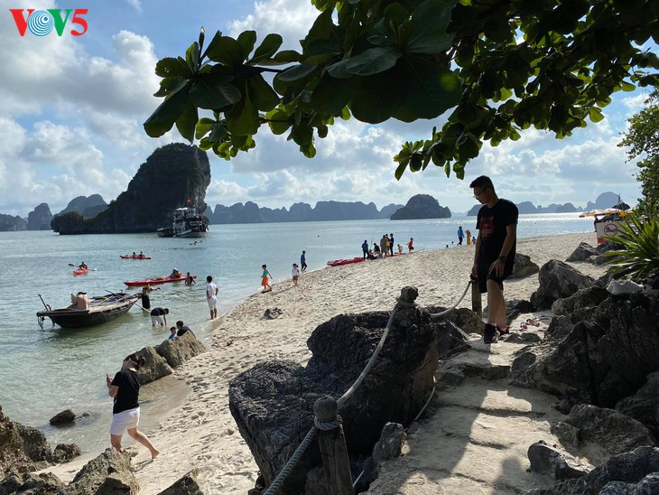 ឈូងសមុទ្រ Ha Long ជាប់ចំណាត់ថ្នាក់ក្នុងចំណោមអច្ឆរិយៈស្រស់ស្អាតបំផុតទាំង ៥០ នៅលើ ពិភពលោក - ảnh 3