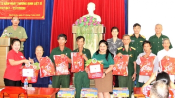សមាគមកកបាទក្រហមខេត្ត Dong Nai ផ្តល់ជូនអំណោយចំនួន ២៥០ កញ្ចប់ដល់យុទ្ធជនពិការនិងក្រុមគ្រួសារដែលមានគុណបំណាច់