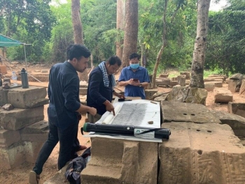 សិលាចារឹកដែលរកឃើញនៅប្រាសាទទន្លេស្ងួត ត្រូវបានចុះលេខ K.1459 ក្នុងបញ្ជីសារពើភណ្ឌសិលាចារឹកកម្ពុជា