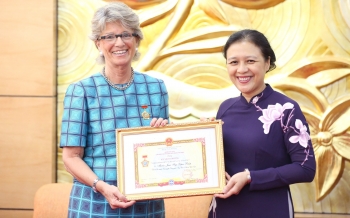 លោកស្រីឯកអគ្គរដ្ឋទូតអេស្ប៉ាញ María Jes Figs Figa López-Palop - ឥស្សរជនរួមចំណែកយ៉ាងជាក់ ស្តែងសម្រាប់សមភាពយេនឌ័រនិងការផ្តល់សិទ្ធិអំណាចដល់ស្ត្រីនៅវៀតណាម