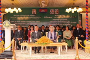 ព្រះមហាក្សត្រ និងសម្តេចម៉ែ ប្រទានព្រះរាជទ្រព្យ ១លាន២សែនដុល្លារ សម្រាប់ចូលរួមកសាងអគារវះកាត់បេះដូងថ្មី ក្នុងមន្ទីរពេទ្យគន្ធបុប្ផា និងគាំទ្រមូលនិធិមន្ទីរ