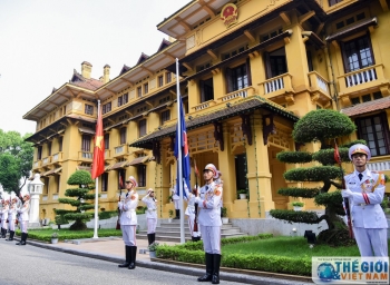 ពិធីបង្ហូតទង់ប្រារព្ធខួបលើកទី ៥២ ឆ្នាំ នៃការបង្កើតសមាគមអាស៊ាន នៅទីក្រុងហាណូយ