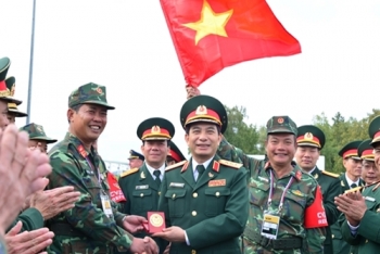 លោកឧត្តមសេនីយ៍ឯក Phan Van Giang អបអរសាទរចំពោះក្រុមរថក្រោះវៀតណាមដែលបានជាប់ចំណាត់ថ្នាក់ទី២ក្នុងវគ្គផ្តាច់ព្រ័ត្រ Army Games 2019