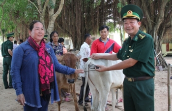 ការប្រគល់គោពូជជូនដល់គ្រួសារក្រីក្រកម្ពុជា