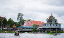វត្តឈើខ្មៅ នៅបាត់ដំបងមានអាយុកាល ១៣៣ ឆ្នាំ ផុសឡើងកណ្ដាលបឹងទន្លេសាប ស្អាតក្រៃលែង