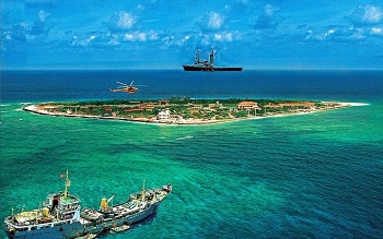 ស្នាដៃរូបថត“ប្រជុំកោះ Truong Sa” (Spratly Island) ត្រូវបានជ្រើសរើសឱ្យដាក់តាំងបង្ហាញដោយគ្មានកាលកំណត់ដោយនៅស្ថានទូតវៀតណាមប្រចាំនៅសហរដ្ឋអាមេរិក