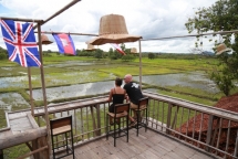 កន្លែងបោះតង់គយគន់ទេសភាពវាលស្រែ The Scenery កំពុងតែ​បង្ហាញ​ទេសភាពវាលស្រែ និងធម្មជាតិដល់ភ្ញៀវទេសចរ ក្នុងខេត្ដសៀមរាប