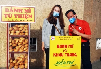 ទូដាក់នំប៉័ងនិងម៉ាស់ដោយឥតគិតថ្លៃដែលផ្តល់ភាពកក់ក្តៅដល់ជនក្រីក្រនៅទីក្រុង Da Lat