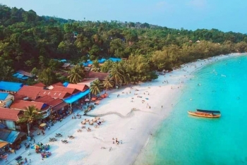 ក្រសួងទេសចរណ៍៖ សម្រាប់ថ្ងៃទី១៧ ខែសីហា ដែលជាថ្ងៃដំបូងនៃការឈប់សម្រាក មានទេសចរ និងប្រជាពលរដ្ឋចេញដើរកម្សាន្តជាង២៣ម៉ឺននាក់