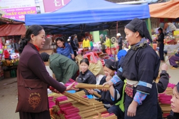 មុខរបរសិប្បកម្មធ្វើធូបចន្ទន៍ក្រឹស្នាជាប្រពៃណីរបស់ជនជាតិភាគតិច Nung An នៅខេត្ត Cao Bang ប្រទេសវៀតណាម