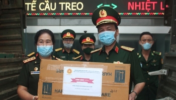 កងទ័ពឡាវទទួលជំនួយជាសម្ភារៈបរិក្ខាពេទ្យក្នុងការប្រយុទ្ធប្រឆាំងនឹងជំងឺរាតត្បាតកូវីដ១៩ពីប្រទេសវៀតណាម