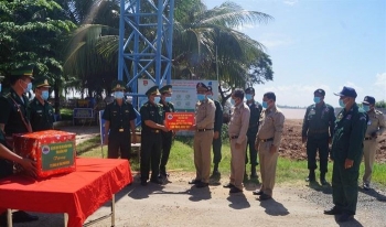 កងទ័ពការពារព្រំដែនខេត្ត Dong Thap បរិច្ចាគថវិកានិងសំភារវេជ្ជសាស្រ្តដល់កម្លាំងការពារព្រំដែនកម្ពុជាដើម្បីបង្ការការពារនឹងជំងឺកូវីដ១៩
