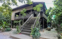 ផ្ទះបុរាណរបស់លោកយាយ ប៊ុន រឿង វត្តគរ  នៅខេត្តបាត់ដំបង​  (កម្ពុជា)