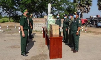 កងទ័ពការពារព្រំដែនខេត្ត Long An ប្រគល់ម៉ាស់ចំនួន ២៥០០ ដល់ប៉ុស្តិ៍នគរបាលច្រកទ្វារព្រំដែនអន្តរជាតិព្រៃវល្លិ៍នៃព្រះរាជាណាចក្រកម្ពុជា