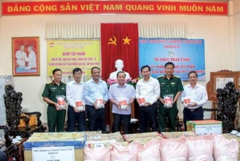ពិធីប្រគល់សំភារៈនិងបរិក្ខារពេទ្យដល់សហគមន៍ជនជាតិខ្មែរដែលមានដើមកំណើតវៀតណាម នៅព្រះរាជាណាចក្រកម្ពុជា