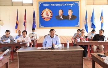 រដ្ឋមន្ត្រីក្រសួងទេសចរណ៍ លោក ថោង ខុន ចុះជួយពន្យល់ពលរដ្ឋកុំឱ្យជឿលើការញុះញង់រឿងបញ្ហាព្រំដែន ពីសំណាក់ជនអគតិ