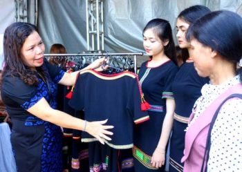 យកមកភាពក្បូរក្បាច់នៃការរចនាចរបាប់របស់ជនជាតិភាគតិច E de ទៅលើសំលៀកបំពាក់ទាន់សម័យទំនើប