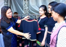យកមកភាពក្បូរក្បាច់នៃការរចនាចរបាប់របស់ជនជាតិភាគតិច E de ទៅលើសំលៀកបំពាក់ទាន់សម័យទំនើប