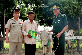 ពិធីប្រគល់គោពូជចំនួន ១០ ក្បាលជូនប្រជាជននៅខេត្តតាកែវនៃប្រទេសកម្ពុជា