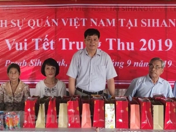ពិធីបុណ្យសែនព្រះខែដ៏កក់ក្តៅរបស់កុមារអាណិកជនវៀតណាមនៅឡាវនិងកម្ពុជា