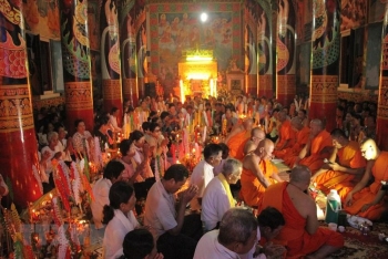 ជនរួមជាតិខ្មែរ Soc Trang (វៀតណាម) អបអរសាទរពិធីបុណ្យសែនដូនតា