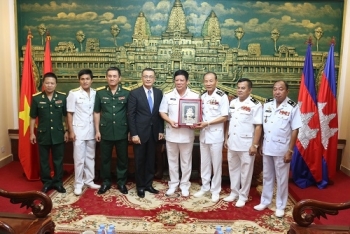 គណៈប្រតិភូកងទ័ពជើងទឹកវៀតណាមចូលជួបសម្តែងការគួរសមជាមួយបញ្ជាការមូលដ្ឋានទ័ពជើងទឹកកម្ពុជា