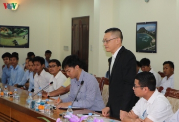 លោកឯកអគ្គរដ្ឋទូត Vu Quang Minh អញ្ជើញជួបសំណេះសំណាលជាមួយនិស្សិតកម្ពុជាដែលកំពុងត្រៀមមកបំពេញការសិក្សានៅវៀតណាម