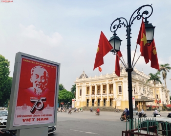 រូបថត៖ ផ្លូវហាណូយពោរពេញទៅដោយទង់ជាតិនិងផ្កាដើម្បីស្វាគមន៍ទិវាបុណ្យឯករាជ្យជាតិ ២ ខែកញ្ញា