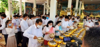 សម្តេច​តេ​ជោ ហ៊ុន សែន និង​សម្តេច​កិ​ត្ត​ព្រឹទ្ធ​បណ្ឌិត​អញ្ជើញ​ពិធីបុណ្យ​ភ្ជំបិណ្ឌ​នៅ​វត្ត​វាំង​ចាស់