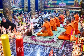ប្រជាជនខ្មែរនៅខេត្ត Soc Trang រៀបចំពិធីបុណ្យសែនដូនតា ប្រកបដោយមានរបៀបនិងសុវត្ថិភាព