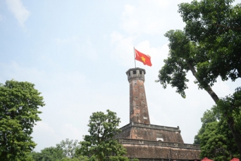 ទីក្រុងហាណូយពោរពេញទៅដោយទង់ជាតិនិងផ្កាដើម្បីអបអរសារទរខួបលើកទី ៦៥ នៃទិវារំដោះរដ្ឋធានី