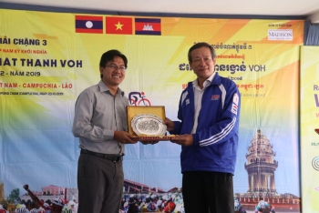 អាជ្ញាធរខេត្តកំពង់ចាម ទទួលបដិសណ្ឋារកិច្ច និងផ្ដល់រង្វាន់ដល់ក្រុមប្រណាំងកង់មិត្តភាពកម្ពុជា វៀតណាម និងឡាវ